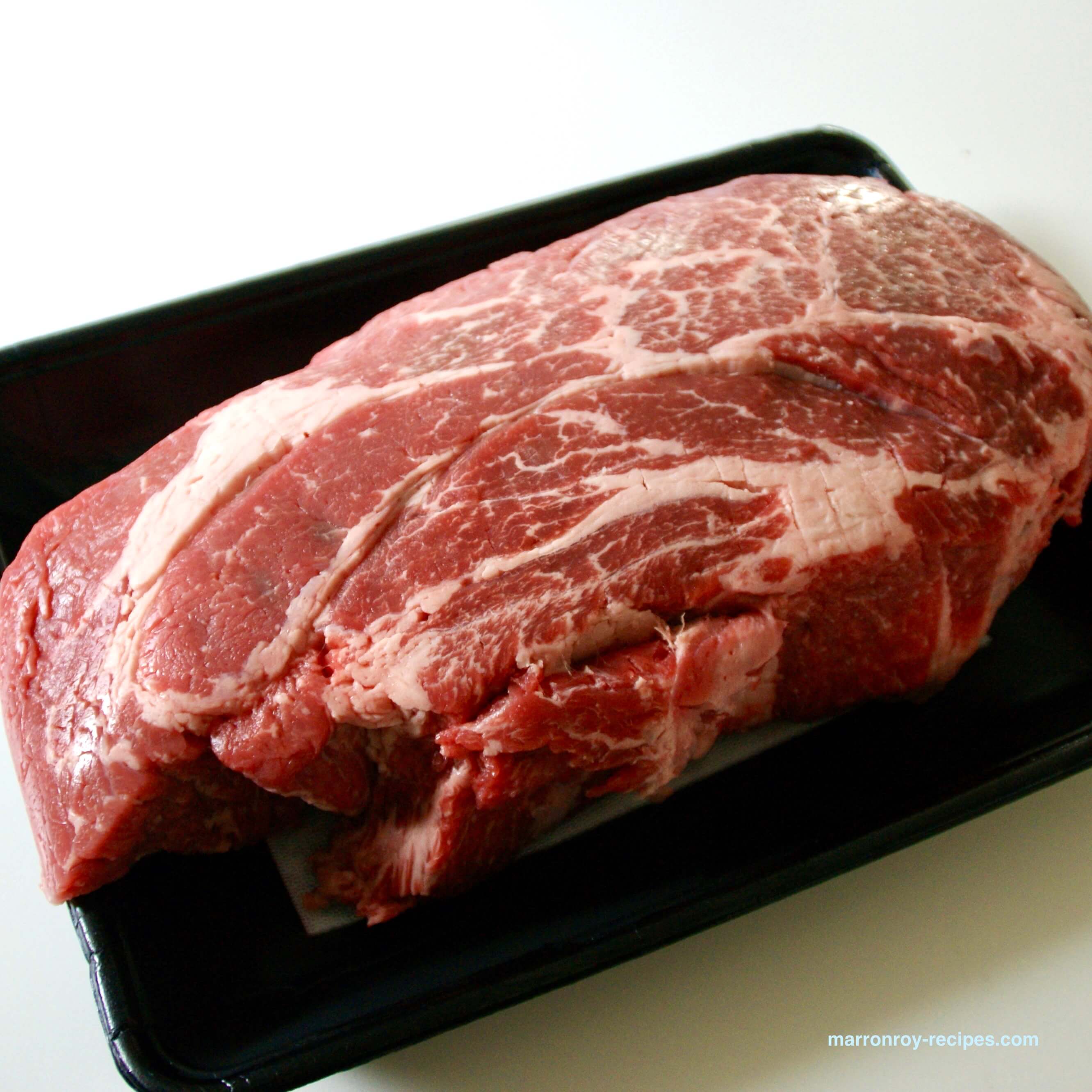 コストコのブロック肉を切り分ける“USプライムビーフ肩ロースカタマリ”